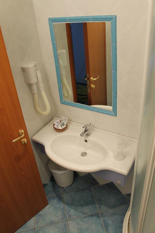 Hotel Esperia Cattolica Habitación foto